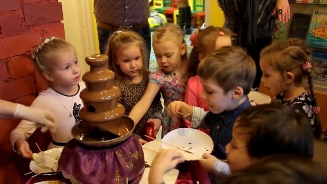 Шоколадный фонтан на день рождения смотреть онлайн