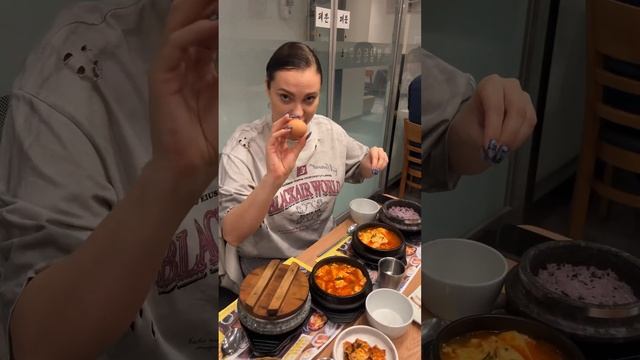 Как правильно есть корейский суп ?#корея #еда #путешествия