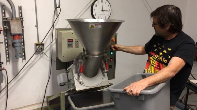 Grinding Soft Fruits & Vegetables whole with Pits and Seeds смотреть онлайн