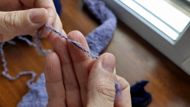 Особенности вязания пряжи букле на вязальной машине/Boucle yarn on a knitting machine смотреть онлайн