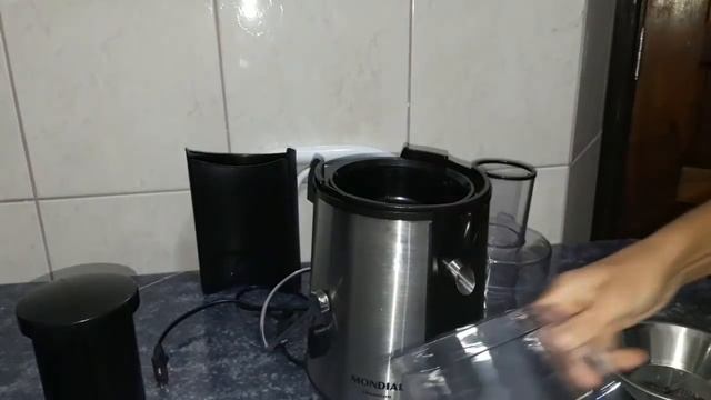 Centrífuga Suco Mondial Premium CF01-como tirar e colocar os acessórios смотреть онлайн
