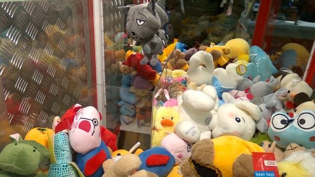 Играю в автомат с Игрушками #10 / Автомат Хватайка / Как достать большую игрушку?! / Мягкая Игрушка смотреть онлайн