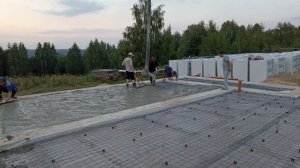 Заливаем черновой пол в будущем доме.
