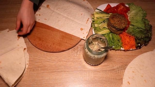Веганская шаурма с котлетой, овощами и соусом. Постные рецепты. смотреть онлайн