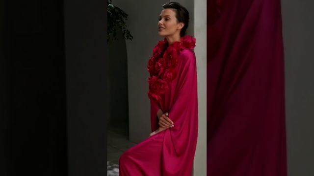 КАСКАД ИЗ РОЗ ФУКСИЯ. КАФТАН ФУКСИЯ/ГОРЧИЦА. #fioridresscode #бренд #flowers #accessories смотреть онлайн