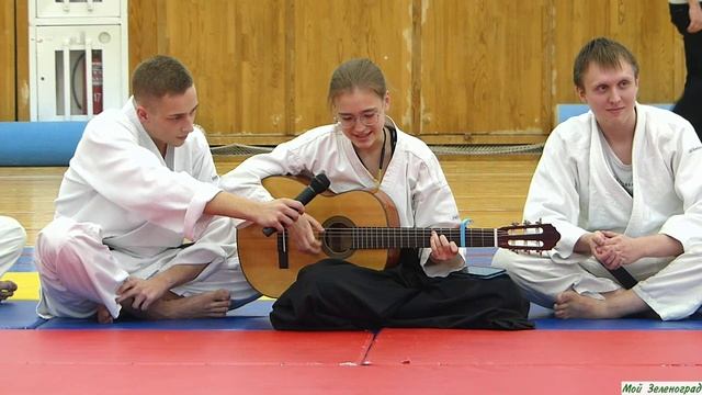 Ребята из секции единоборств  ФОК «Радуга» исполняют музыкальные номера