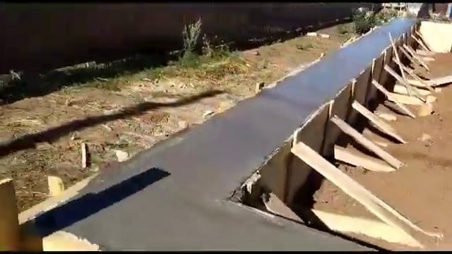 Залит ленточный фундамент. смотреть онлайн
