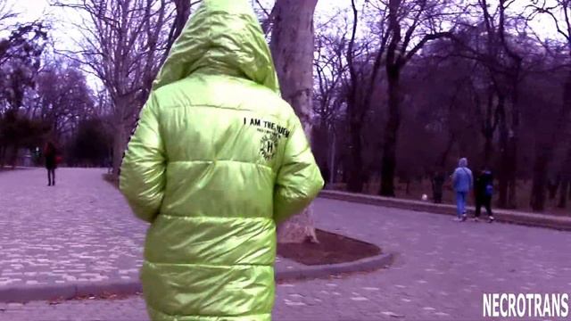 A GIRL IN A LEATHER SUIT, LONG SALAD DOWN JACKET OVERSIZE AND BLACK GAS MASK. WALKS IN RUINS, PARK смотреть онлайн