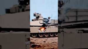 американский танкист в шоке его танк пробит снарядом