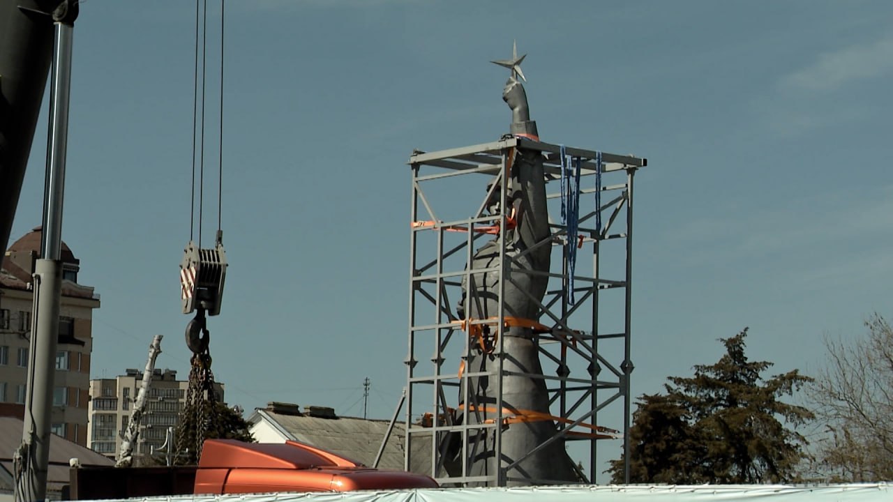 На новое место перенесли скульптуру «Аврора» в Краснодаре смотреть онлайн