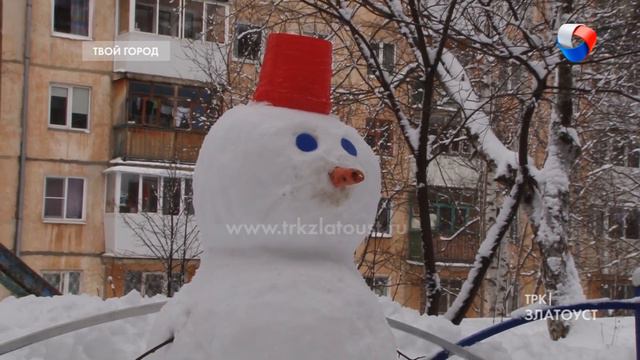 Снеговик со своей «второй половиной» растопил сердца жителей пр. Гагарина. смотреть онлайн