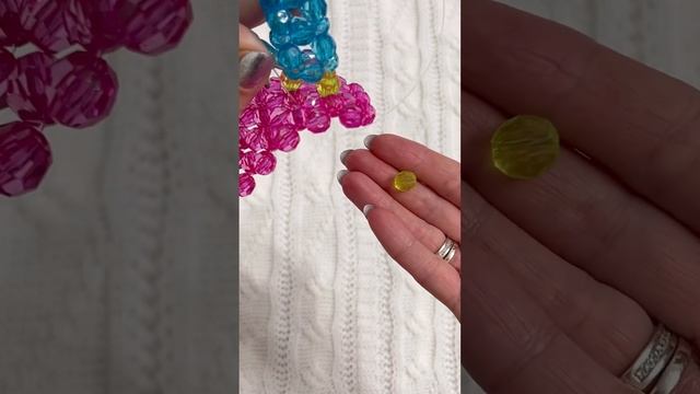 Секреты плетения. КАК ПРИКРЕПИТЬ 3Д РУЧКУ ИЗ БУСИН К СУМКЕ ИЗ БУСИН. HOW TO ATTACH 3D BEADED HANDLE смотреть онлайн