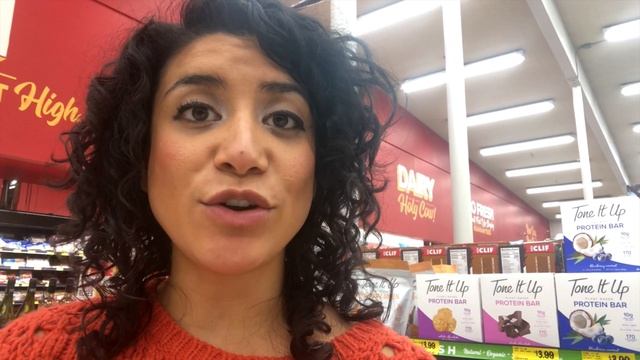 GROCERY SHOPPING ON A BUDGET | VEGAN BRANDS for CHEAP! Vegan grocery haul + Food Review смотреть онлайн