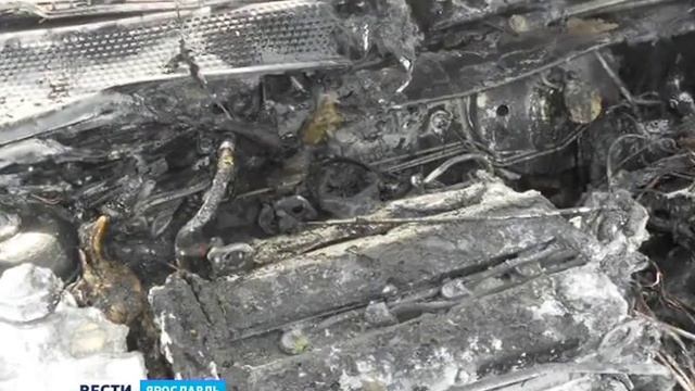 В Карачихе, по неизвестным пока причинам, сгорел автомобиль смотреть онлайн