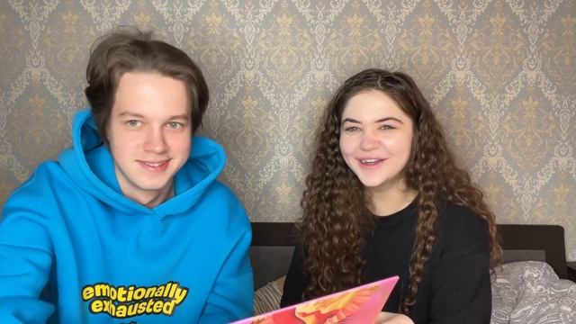 МОЙ ПАРЕНЬ ДЕЛАЕТ МНЕ МАКИЯЖ смотреть онлайн