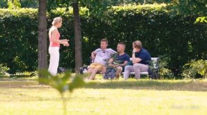 ПРАНК ДЕВУШКА СМАЧНО ПЕРДИТ С ПОДЛИВОЙ! РЕАКЦИЯ ЛЮДЕЙ НА ПУК (ПРАНКИ)