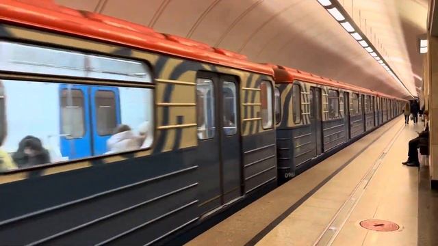 Светодиодный «Номерной» отправляется со станции «Трубная» смотреть онлайн