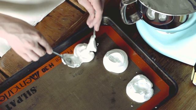 How to make a pavlova (recipe for mini pavlovas with vanilla bean whipped cream) смотреть онлайн