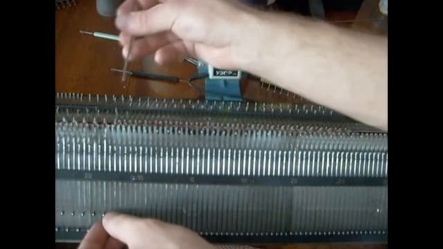 Квадратные варежки. На вязальной машине Нева-5,Нева-11,Ладога-1. смотреть онлайн