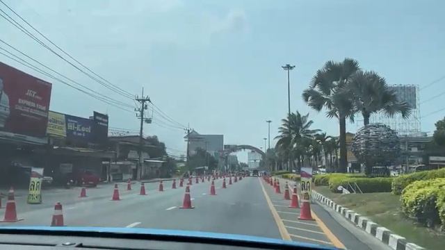 Блокпост на пути в город Паттайя, Таиланд. Что-то проверяют. смотреть онлайн