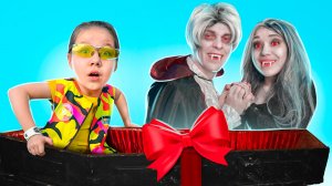 МЕНЯ УДОЧЕРИЛИ ВАМПИРЫ! МАМА и ПАПА ВАМПИРЫ!