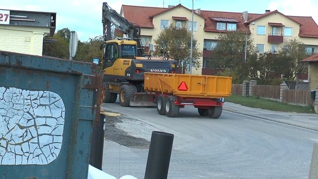 Volvo EW 140 C excavator on a street corner in Visby built in October 2016 смотреть онлайн