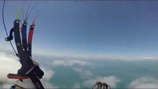 Под крылом параплана о чем-то поет... зеленое море Гагры!