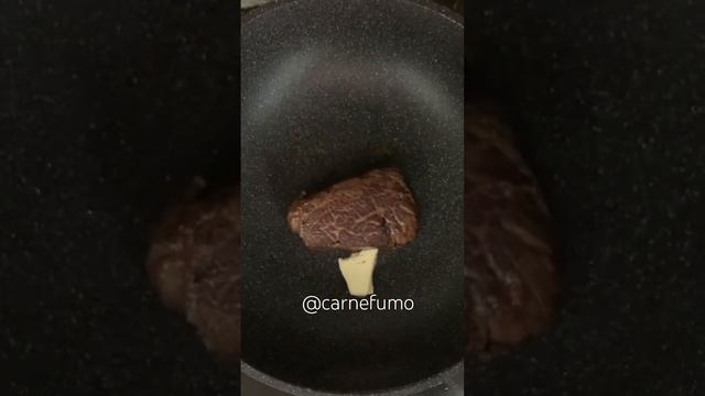 Готовим за 2 минуты стейк «Денвер» ?мясо и соль! #мясоесть #говядина #готовимдома #стейк смотреть онлайн