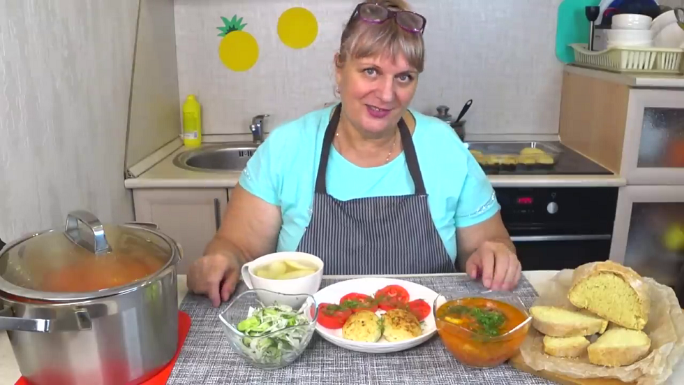 Меню из ТРАПЕЗНОЙ при МОНАСТЫРЕ Постный ОБЕД за 300 рублей! Хлеб, щи, котлеты, салат, кисель! смотреть онлайн