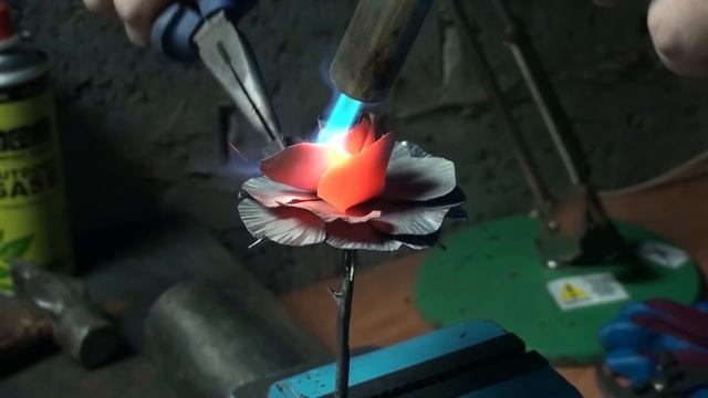 РОЗА, КОТОРУЮ ЛЕГКО СДЕЛАТЬ! | РОЗА ИЗ МЕТАЛЛА смотреть онлайн