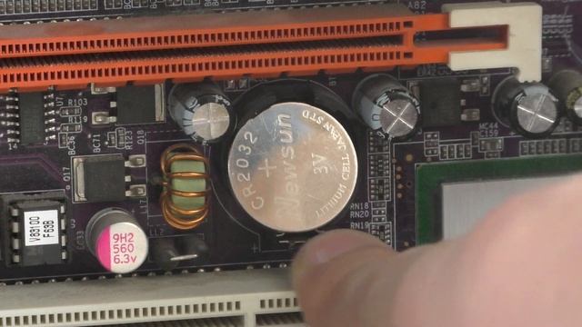 Как убрать батарейку CR2032 с материнской платы.Как извлечь батарейку с компьютера смотреть онлайн