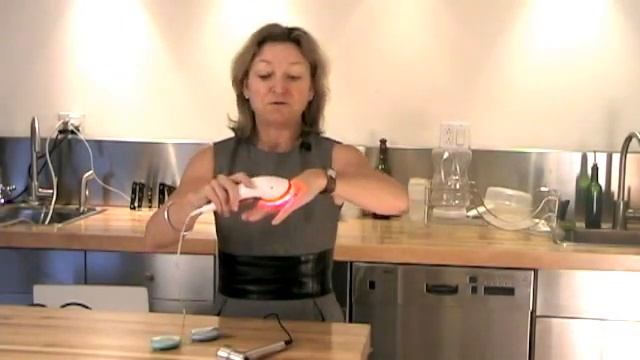 Marta Compares Sirius Aurora LED Light Therapy System to Baby Quasar смотреть онлайн