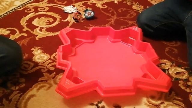 Открываем набор бейблейд бёрст. Кто же выиграет? Сможет луинор победить других беев. +новая арена!!