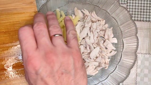 Салат с курицей и ананасом один из самых популярных блюд. Очень простой и невероятно вкусный! смотреть онлайн