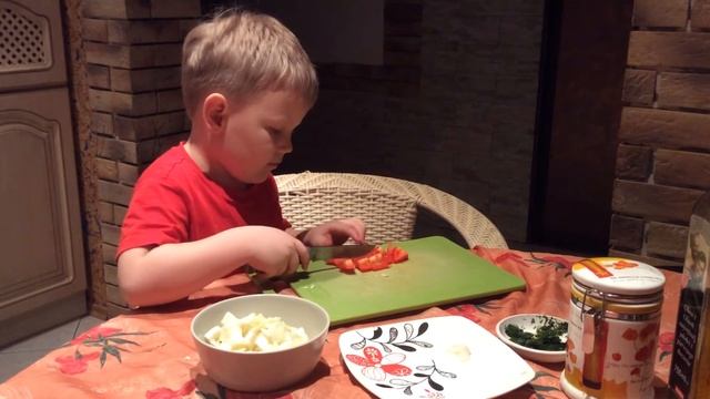 Детские рецепты. Овощной салат для детей! Дети готовят. смотреть онлайн