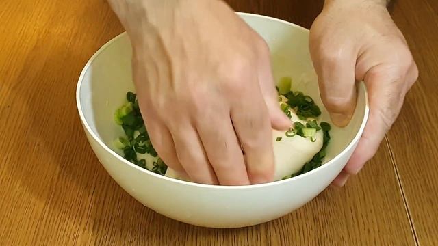 Как приготовить Лепешки с зеленым луком. Рецепт мука лук и вода. Китайские лепешки с зеленым луком смотреть онлайн