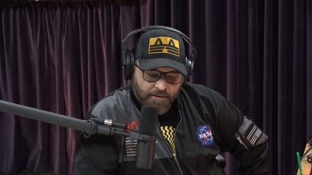 Joe Rogan on Ricky Gervais' Golden Globes Monologue смотреть онлайн