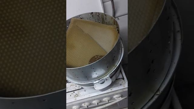 Провожу эксперемент - сколько чистого воска в покупной вощине. Пасека Новик. смотреть онлайн