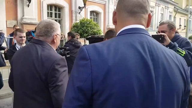 Жириновский раздаёт подарки в Москве в день города.