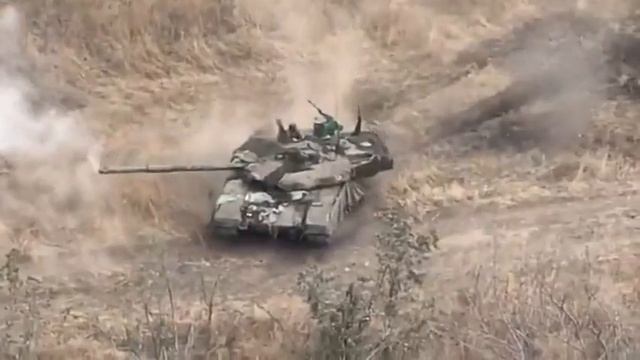 Кадры подрыва танка Т-90М ВС РФ на противотанковой мине, экипаж погиб..
Вечная память.?? смотреть онлайн