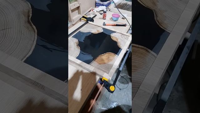 Барный стул из эпоксидной смолы и массива дуба смотреть онлайн