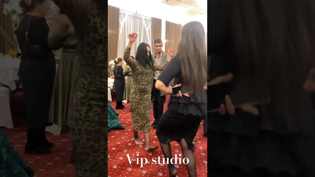 Девушки устроили бешеные танцы на свадьбе #shorts смотреть онлайн