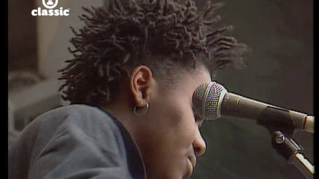 Tracy Chapman - Talkin Bout A Revolution @ 1988 Vh1 Classic смотреть онлайн