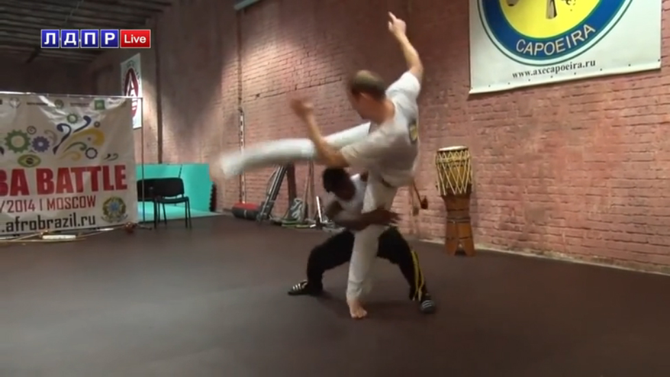 Мир боевого спорта. Капоэйра и бросок прогибом смотреть онлайн