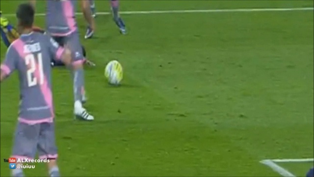 نيمار يصعق مدافعي رايو دخل منطقة الجزاء