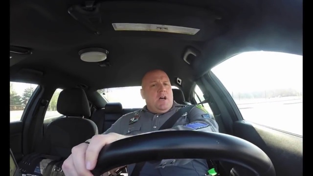 Полицейский зажигает в машине смотреть онлайн