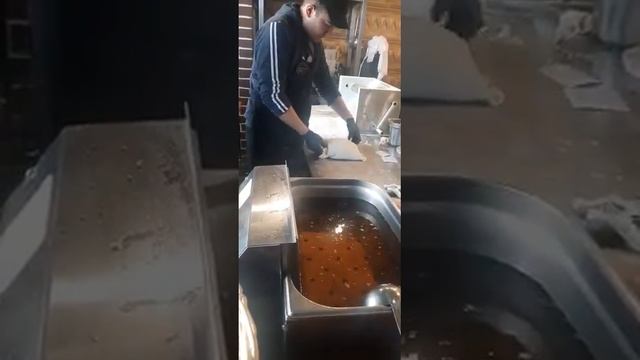 ЧЕБУРЕКИ В СОЧИ  Такого я ещё нигде не видела... Смотрите как делают чебуреки в Сочи