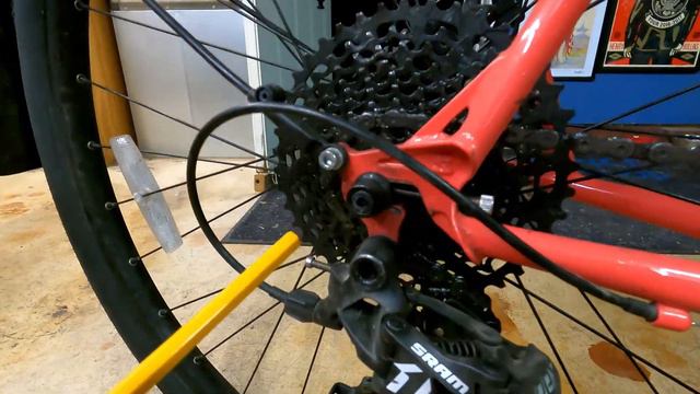 Is This the Perfect All-Road Bike? Bike Check: Surly Straggler смотреть онлайн