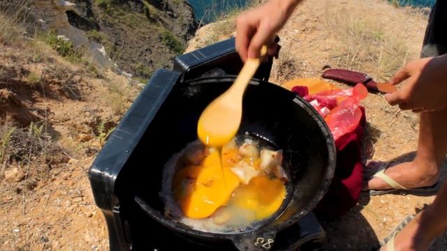 ГОТОВИМ СТРАУСИНОЕ ЯЙЦО С БЕКОНОМ В КАЗАНЕ смотреть онлайн