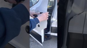 How to replace a door handle on a Ford Transit 2020. Como repasar door handle ford transit 2020.
